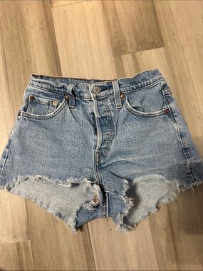 Levi 501 shorts size 25